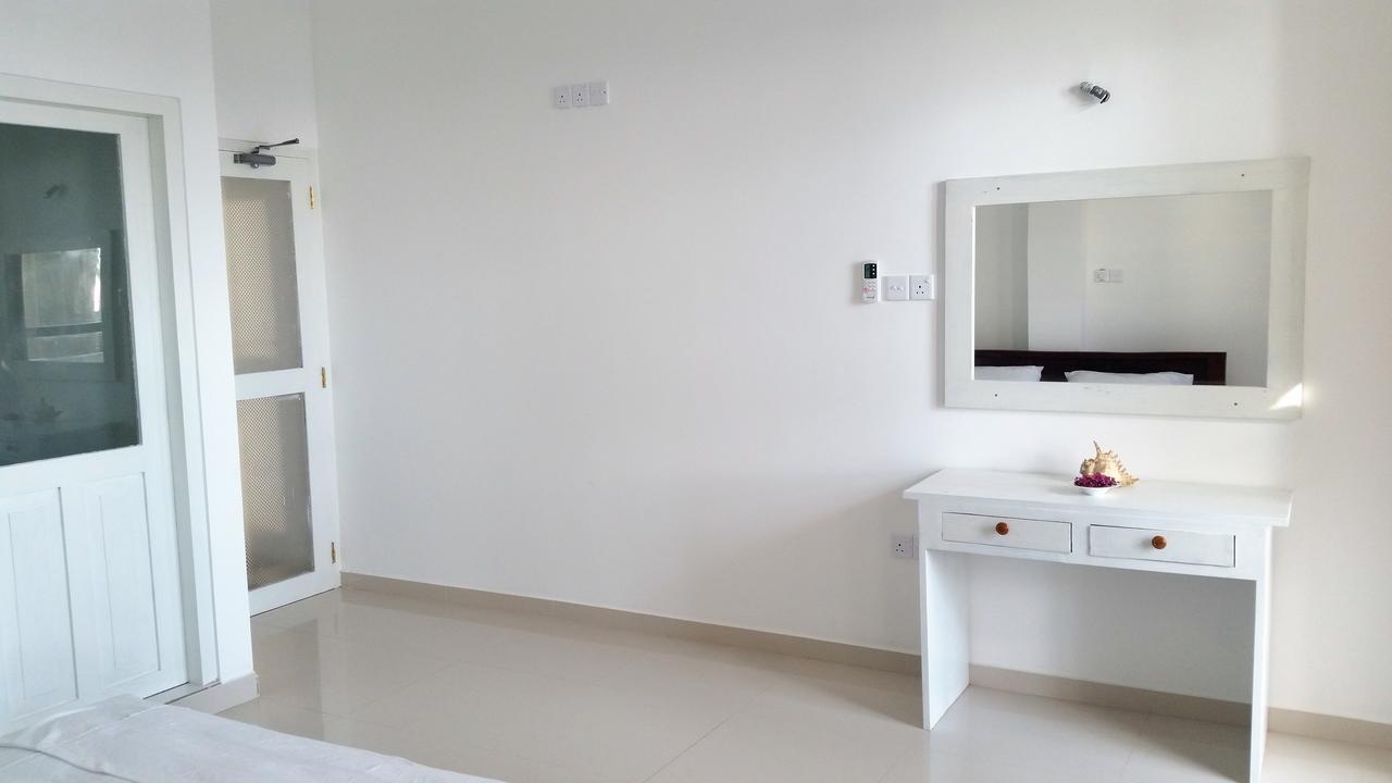 Mountain Wave Hotel And Surfshop Хиккадува Экстерьер фото